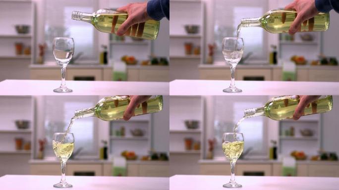 将白葡萄酒倒入玻璃杯中