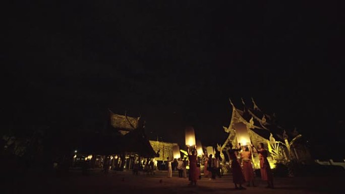 在Loi kathong传统节日中，离家不明的和尚带着天灯。