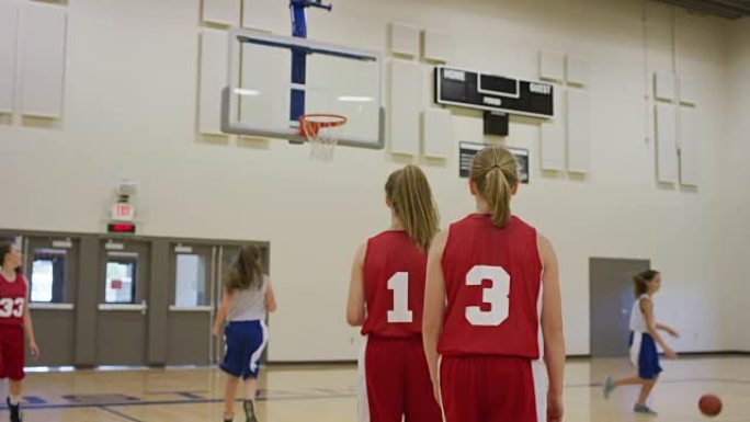 中学女生在篮球练习上篮练习