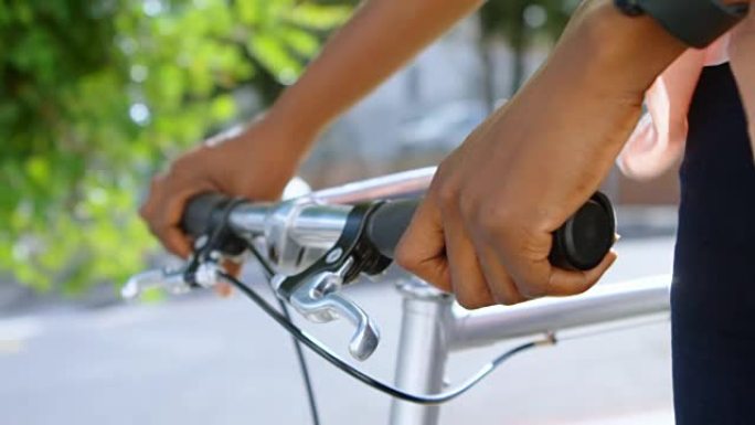 女子骑自行车在城市4k