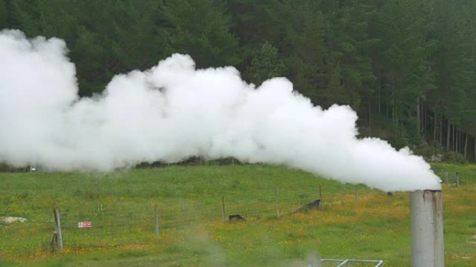 4k特写: 地热发电厂烟囱冒出的烟雾和蒸汽