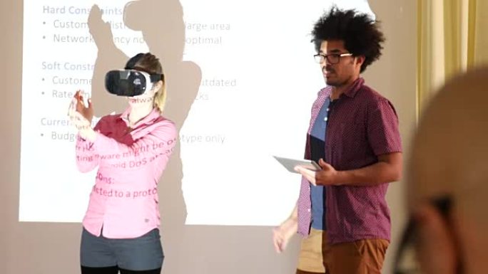 演示过程中使用VR眼镜的专业人士
