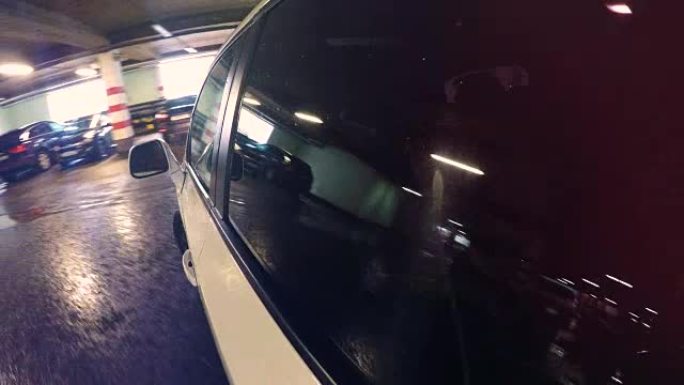 汽车驶过地下停车场。车载摄像头安装在汽车侧面。