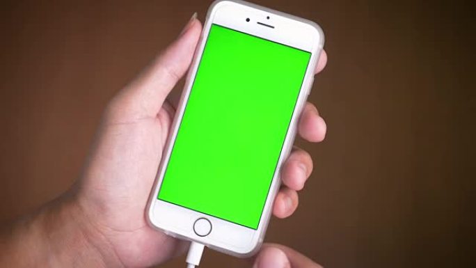 (UHD) 使用智能手机的特写，绿屏