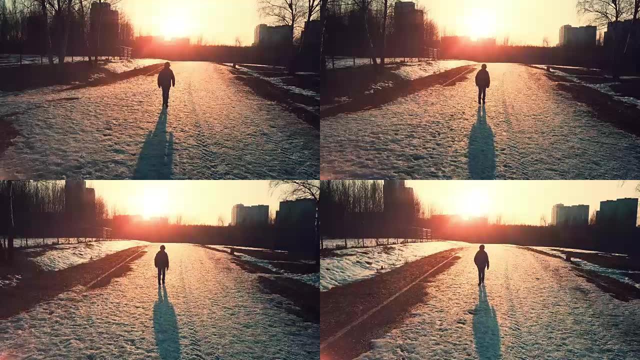 日落时一个男孩独自在公园散步