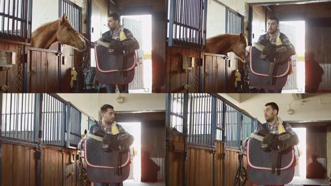 人拿着马鞍在马stable里抚摸着一匹马。