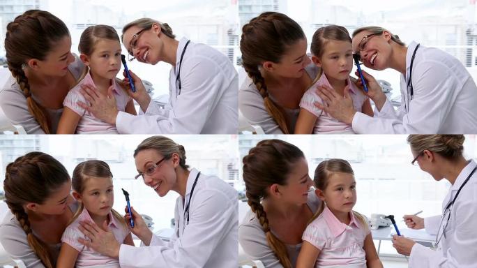 医生检查小女孩的耳朵