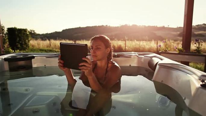 使用数字平板电脑洗热水澡的妇女