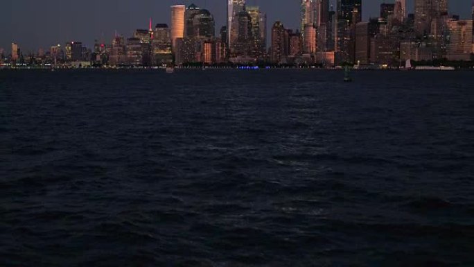 天线: 纽约市曼哈顿市中心的天际线被闪闪发光的灯光照亮