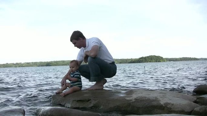 父亲和儿子在水边玩NTSC