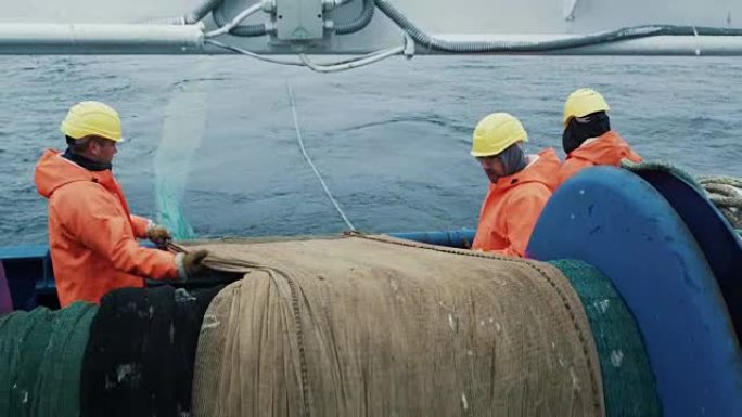渔民团队在商业捕鱼期间解开拖网
