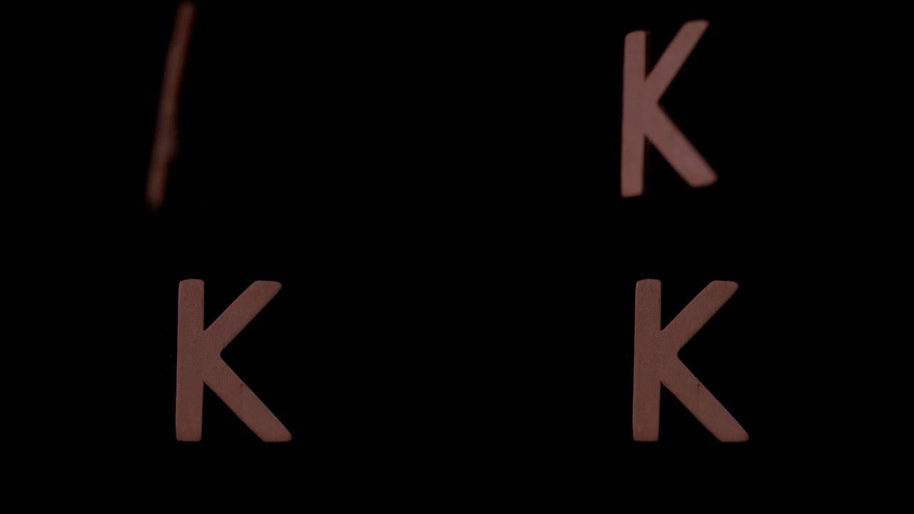 黑色背景上的字母k
