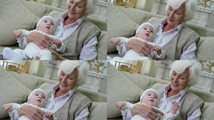 祖母花时间和可爱的宝宝在一起