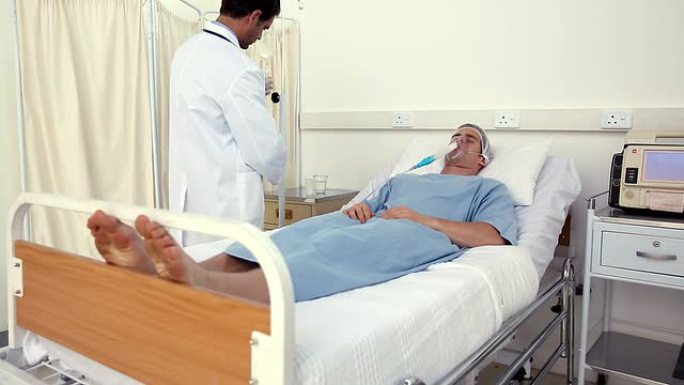 医生用氧气面罩检查病人