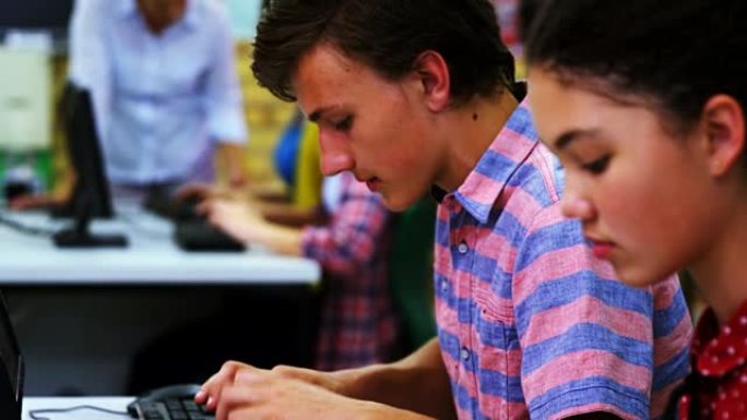 细心的学生使用计算机