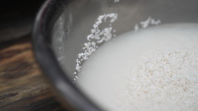 美食原料制作糯米浸泡后粉碎制作米浆过程