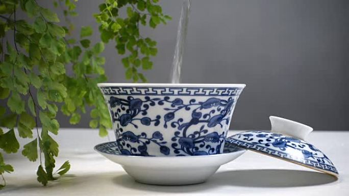 在中国传统茶杯中倒入热水