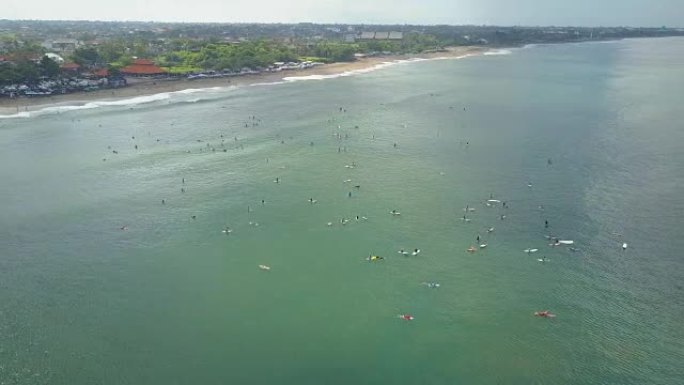 空中: 成群的冲浪者排队等候在巴厘岛冲浪点赶上海浪