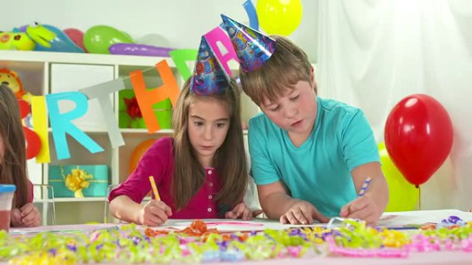 高清多莉: 孩子们在生日派对上画画和玩耍