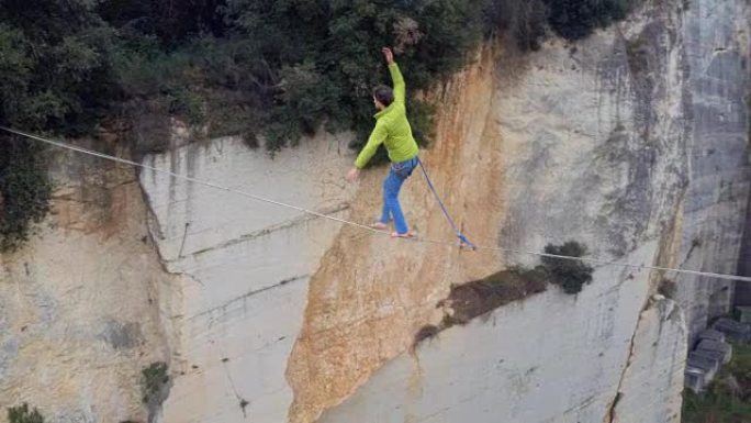 空中: 无所畏惧的活跃家伙在深空的采石场的高线上放松
