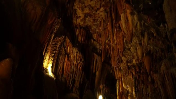 洞穴钟乳石和石笋