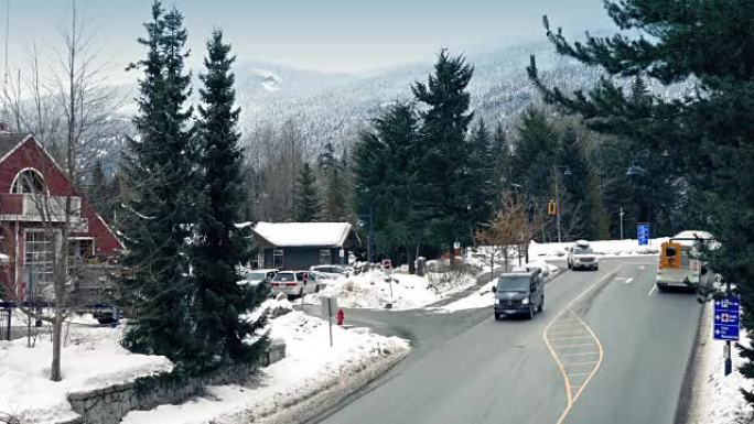 雪山小镇道路上的车辆