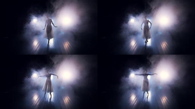 芭蕾舞女演员在雾中跳舞。没有脸。慢动作。高清。