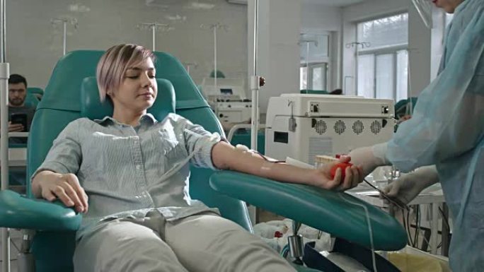 在收集中心献血的女孩
