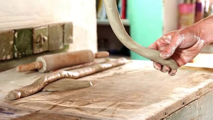男性陶工成型粘土