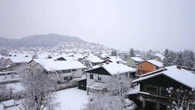 空中: 郊区小镇下雪