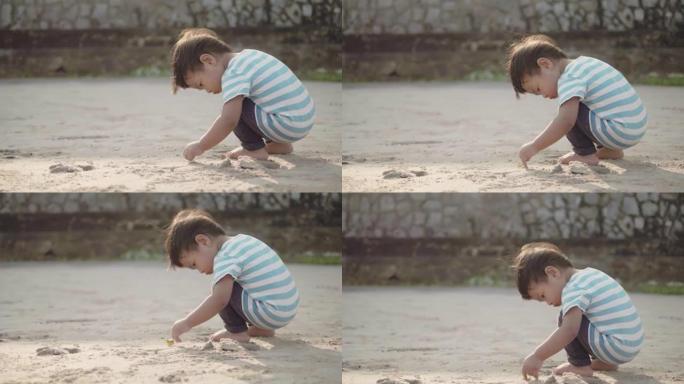 一个在海滩上玩得开心的男孩。