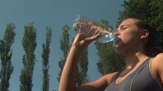 运动运动的女人喝一瓶水