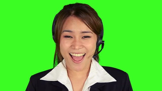 戴着绿屏背景耳机的商务女性特写