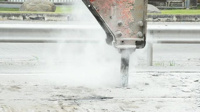 打桩机挖掘混凝土道路，气动钻机破碎街道