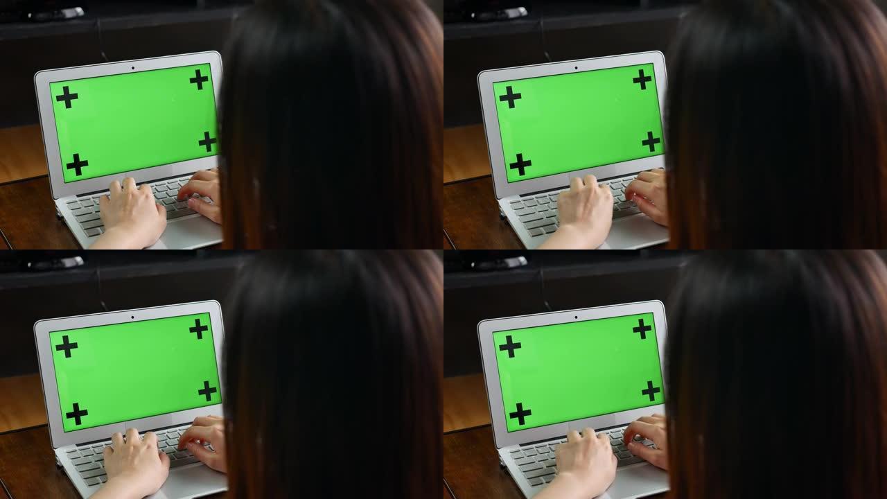在带有绿色屏幕的笔记本电脑上打字