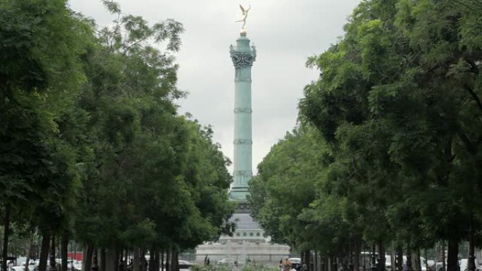 巴黎巴士底狱广场（Place de la Bastille）的倾斜镜头雕像