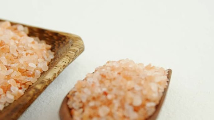 喜马拉雅盐排列在木碗和勺子4k