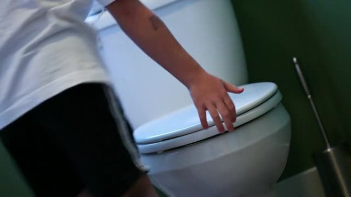 使用卫生间男人上厕所男性使用马桶小便尿尿