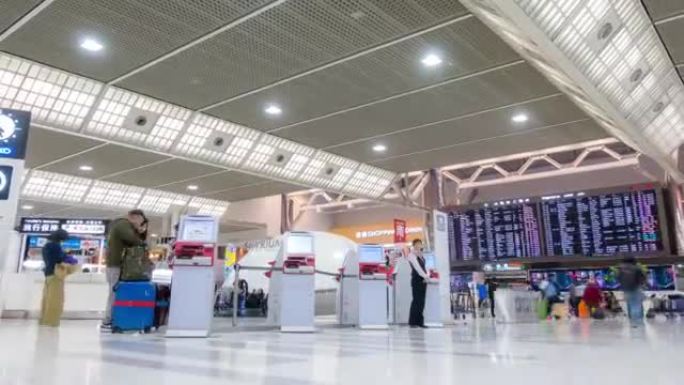 延时: 日本成田机场出发航站楼的旅客人群
