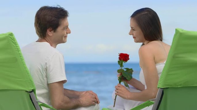 高清: 女人在海滩上收到玫瑰