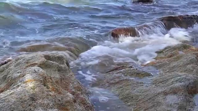 海上冲浪。海浪在沿海岩石上奔跑。原始视频未经任何处理。