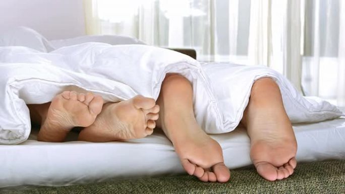 高清多莉: 情侣的脚在床上玩耍