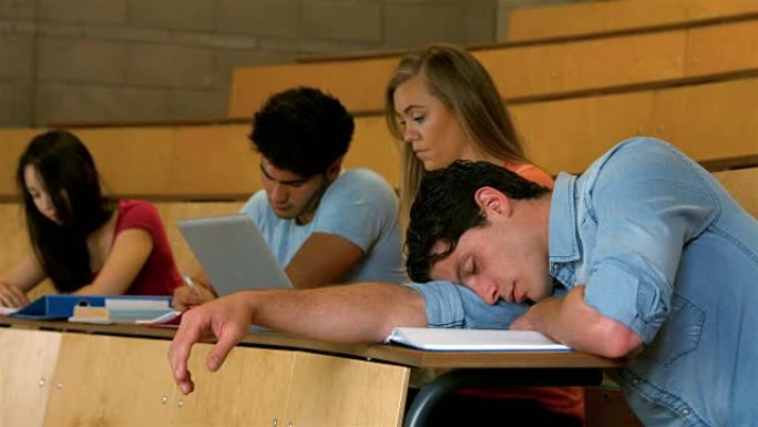学生在上课时睡觉