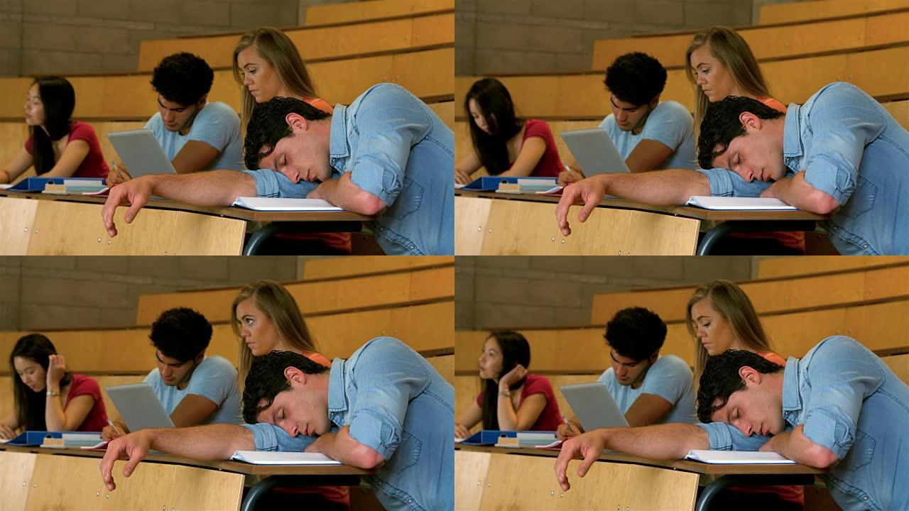 学生在上课时睡觉