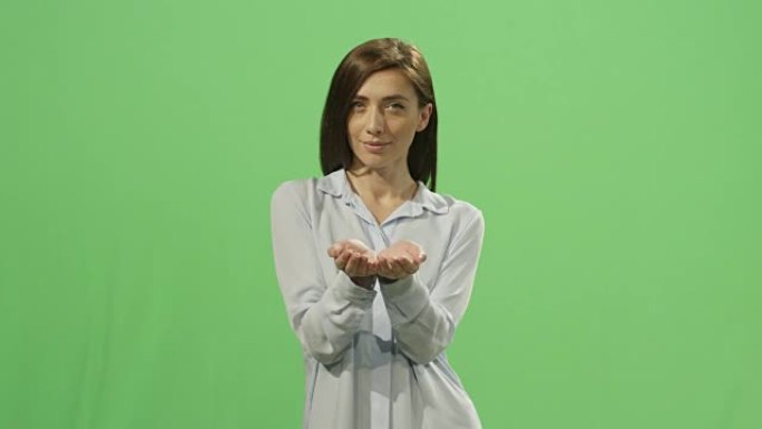 女人在背景的模拟绿屏上赠送虚拟礼物。
