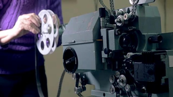 经典机械电影放映机正在调整。
