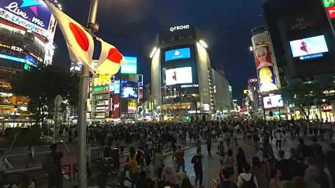 在日本东京的涩谷横渡路上行走的人群
