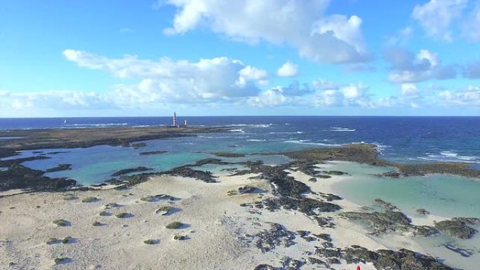 空中: 美丽的海岸，带有蓝色的大泻湖和灯塔