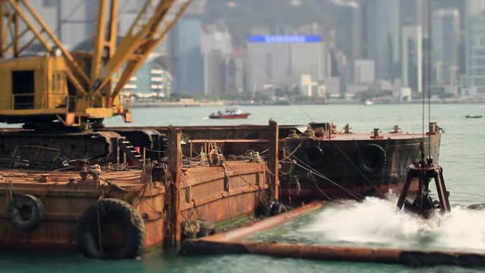 香港驳船上的挖掘机正在工作
