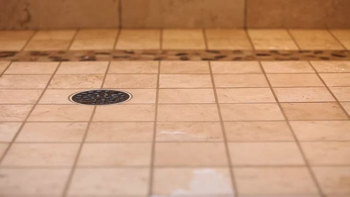 带滴水和排水功能的住宅瓷砖淋浴排水管